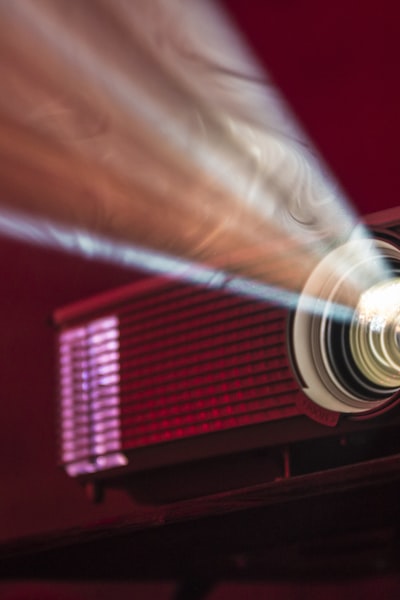 美剧《最后生还者 第二季》海报 - 后末日世界，乔尔与艾莉在残存美国继续求生与情感羁绊